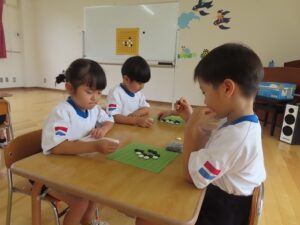 全国初！宝塚市の全市立幼稚園・保育所で囲碁遊びを導入